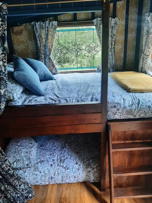 Off Grid Rosie Sheperd Hut And Summerhouse Plus 1 Acre At Tanyrallt Apartment Llanybydder Exterior photo